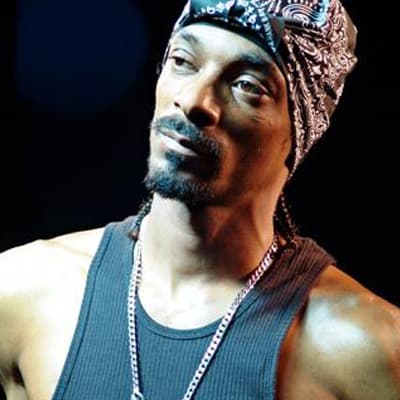 Snoop Dogg rocks the black & chains.